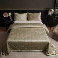 Велюровое покрывало в клетку и две наволочки OVL031