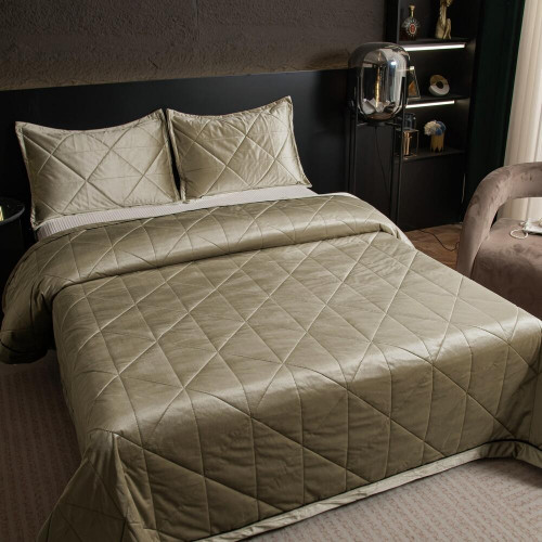 Велюровое покрывало в клетку и две наволочки OVL031