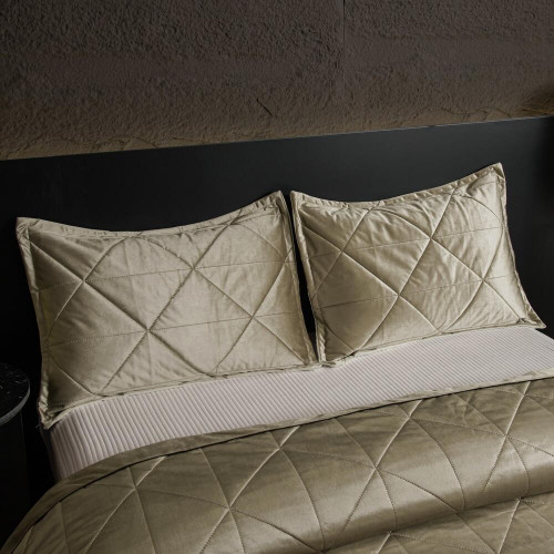 Велюровое покрывало в клетку и две наволочки OVL031