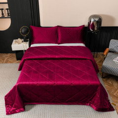 Велюровое покрывало в клетку и две наволочки OVL035