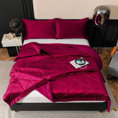 Велюровое покрывало в клетку и две наволочки OVL035