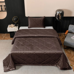 Велюровое покрывало в клетку и две наволочки OVL037