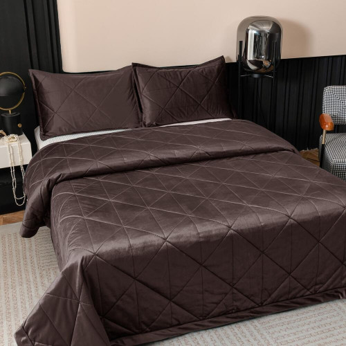 Велюровое покрывало в клетку и две наволочки OVL037