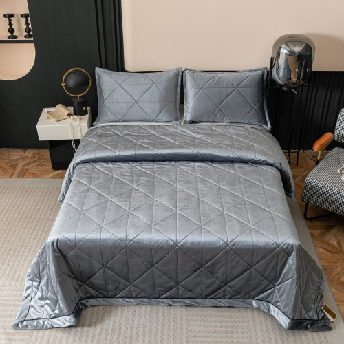 Велюровое покрывало в клетку и две наволочки OVL038