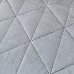 Велюровое покрывало в клетку и две наволочки OVL038