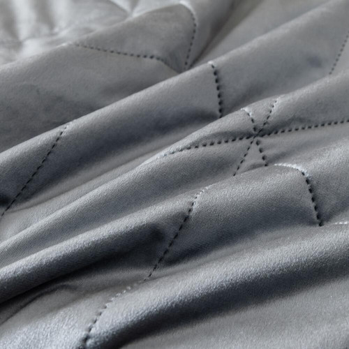 Велюровое покрывало в клетку и две наволочки OVL038