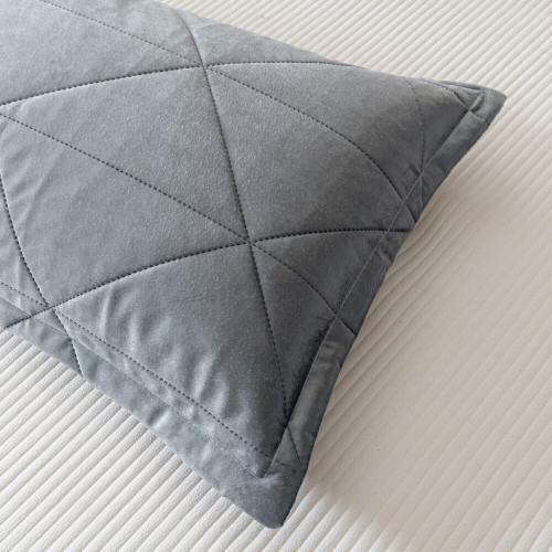 Велюровое покрывало в клетку и две наволочки OVL038