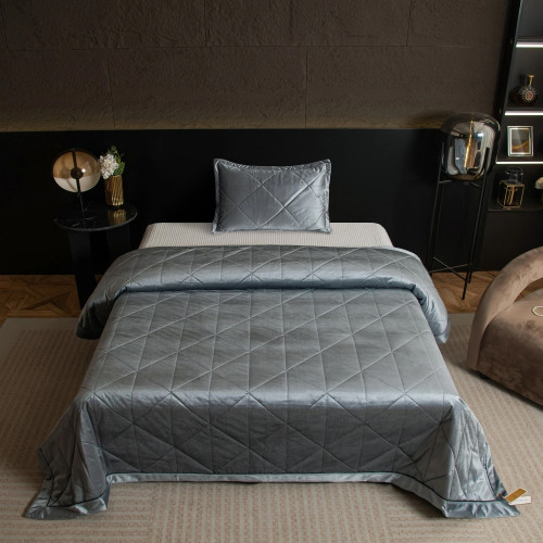 Велюровое покрывало в клетку и две наволочки OVL039