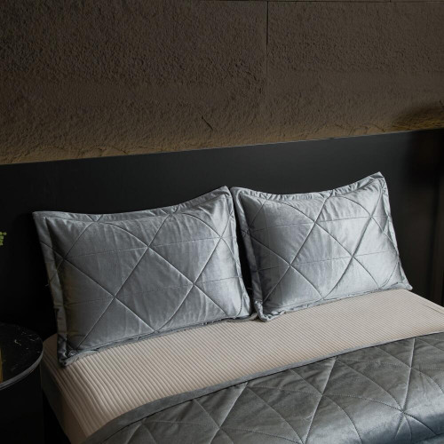 Велюровое покрывало в клетку и две наволочки OVL039