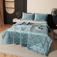 Велюровое покрывало в клетку и две наволочки OVL040