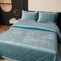 Велюровое покрывало в клетку и две наволочки OVL040