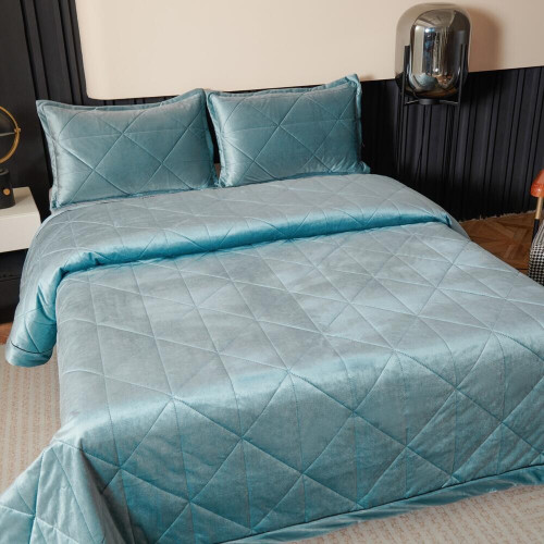 Велюровое покрывало в клетку и две наволочки OVL040