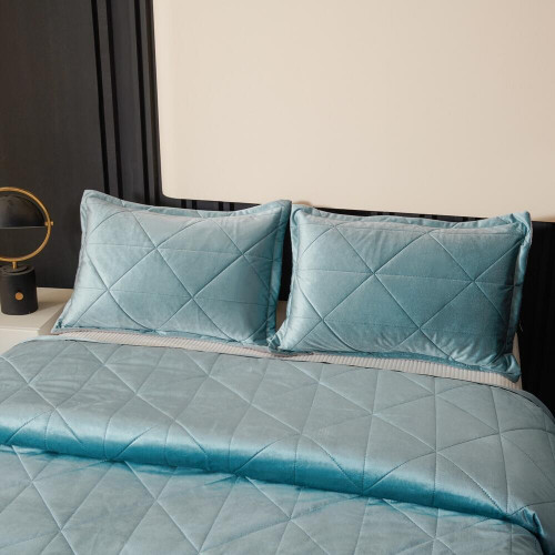 Велюровое покрывало в клетку и две наволочки OVL040