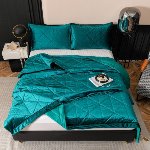 Велюровое покрывало в клетку и две наволочки OVL045