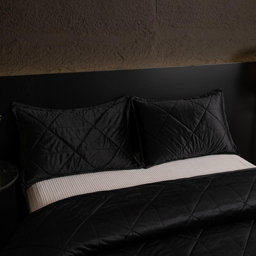 Велюровое покрывало в клетку и две наволочки OVL047