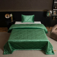 Велюровое покрывало в клетку и две наволочки OVL049